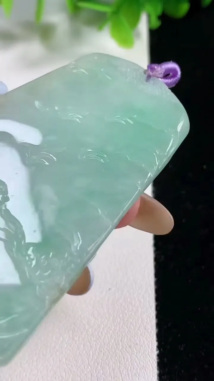 天然A货翡翠山水牌吊坠，尺寸69.3-43.2-5.6，重量:33.50g
11月6日