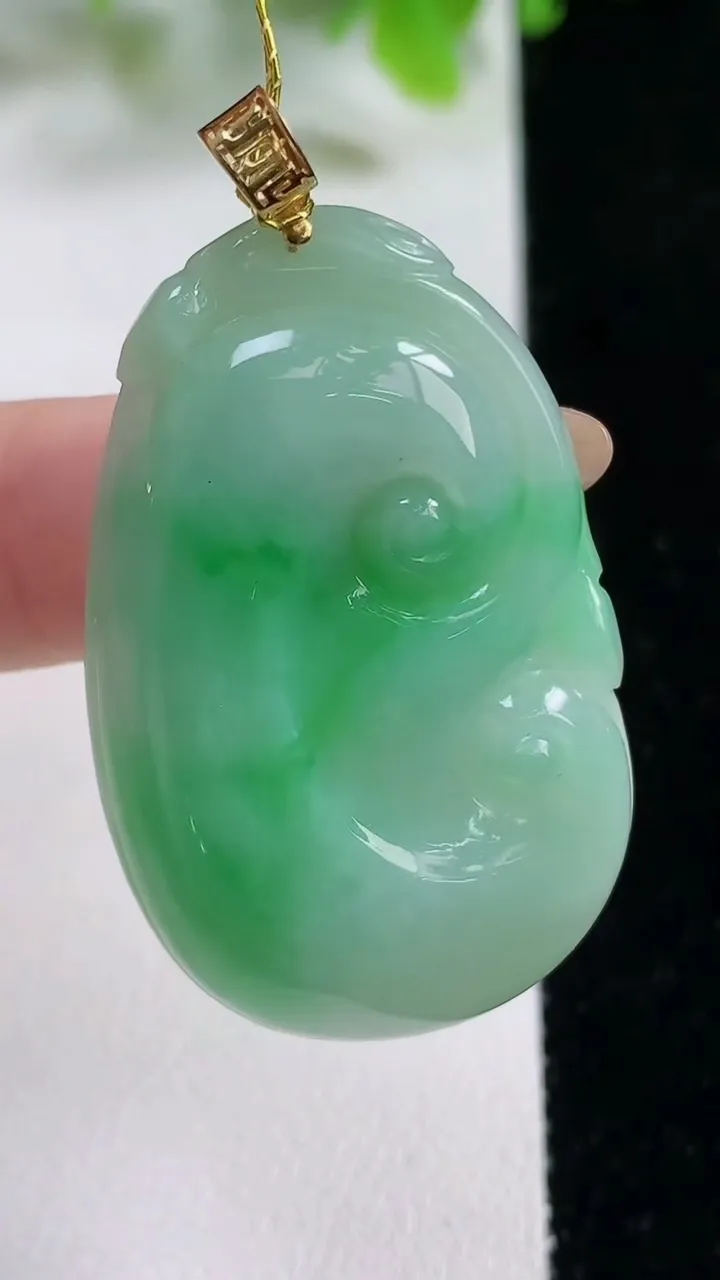 天然A货翡翠如意吊坠，尺寸39.8-25.5-5，重量:10.64g
11月6日