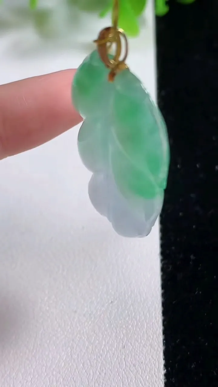 天然A货翡翠金枝玉叶 叶子吊坠，尺寸38-22.5-4.6，重量:8.04g
11月6日