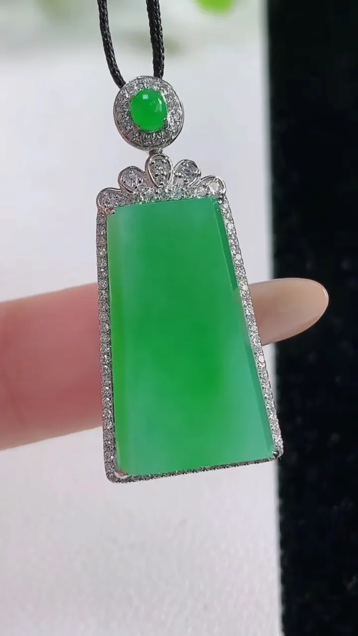 天然A货翡翠无事牌吊坠，尺寸33-15-7.2裸石21.4-13，重量:5.18g
11月6日