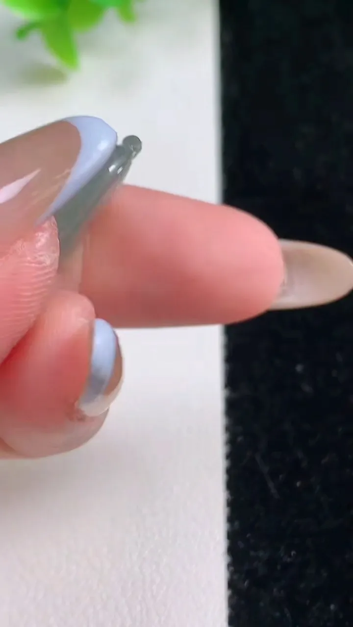 天然A货翡翠金枝玉叶 叶子吊坠，尺寸31.7-16.3-4，重量:3.59g
11月6日