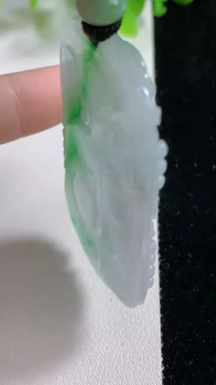 天然A货翡翠龙牌吊坠，尺寸56-34.7-4.8，重量:25.10g
11月6日