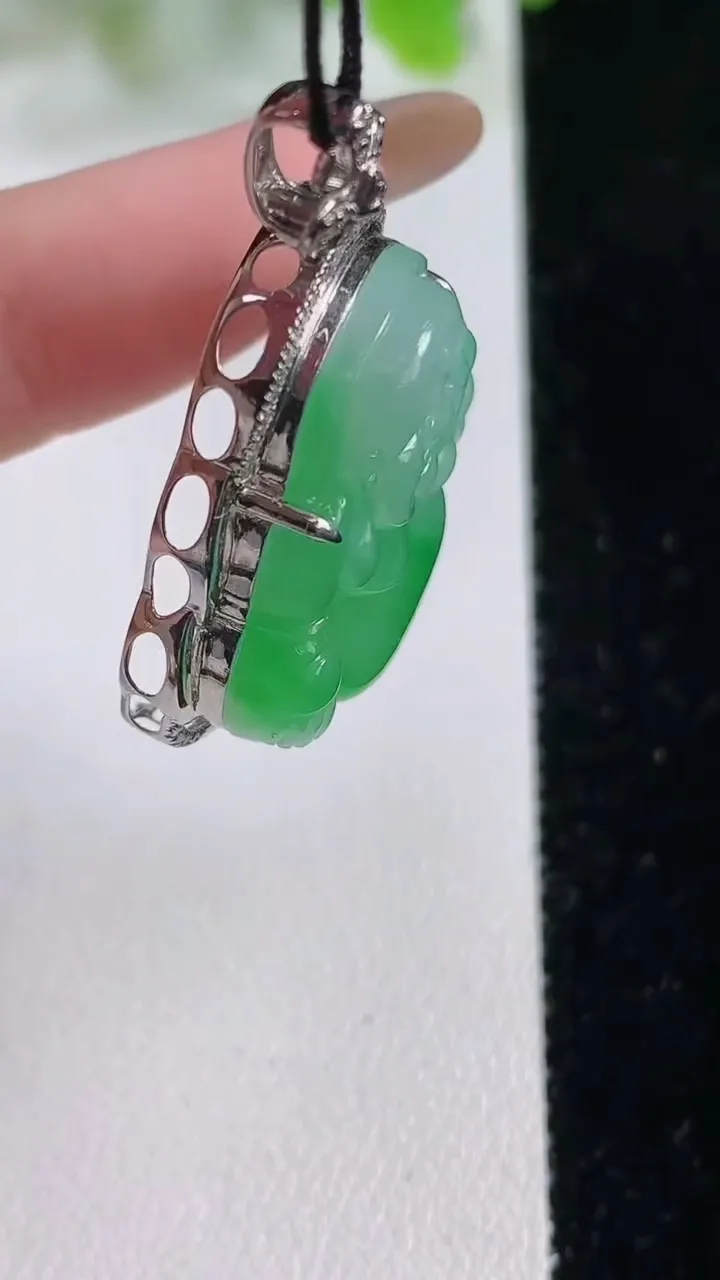天然A货翡翠佛公吊坠，尺寸35.8-27.7-10裸石24.4-25.2，重量:9.29g
11月6日