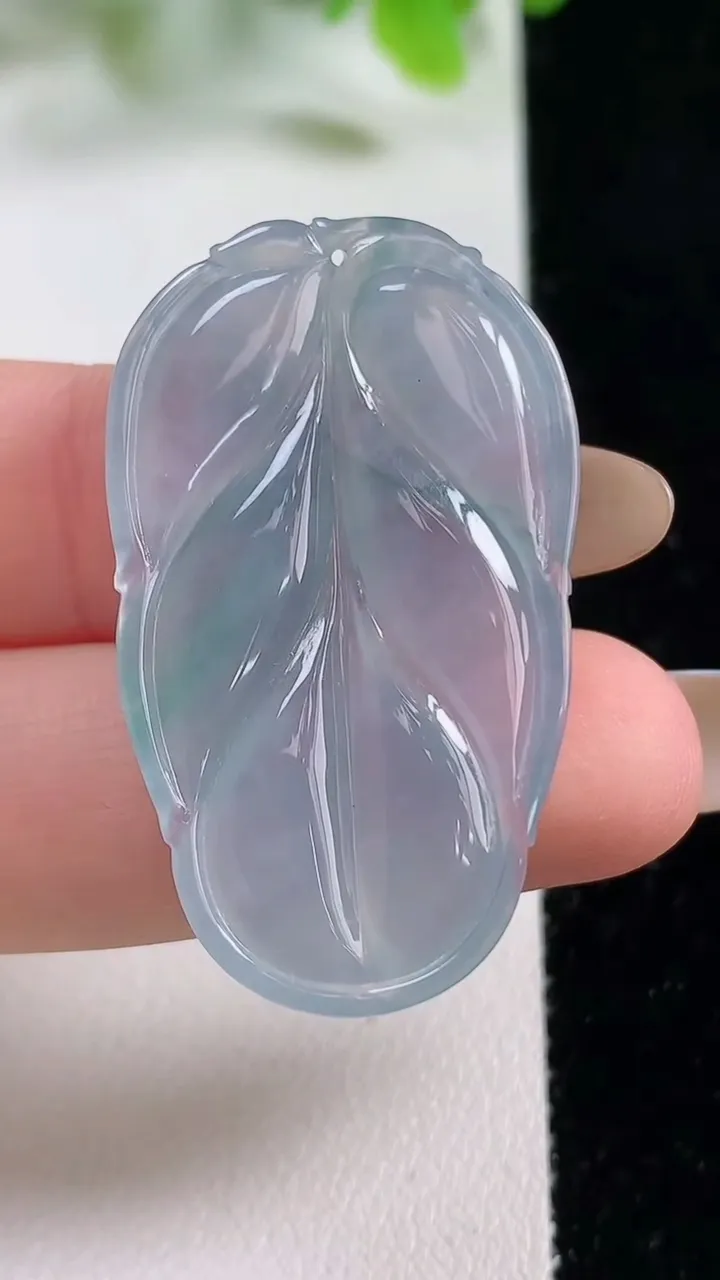 天然A货翡翠冰种飘花金枝玉叶 叶子吊坠，尺寸38.6-22.6-5.1，重量:8.05g
11月6日