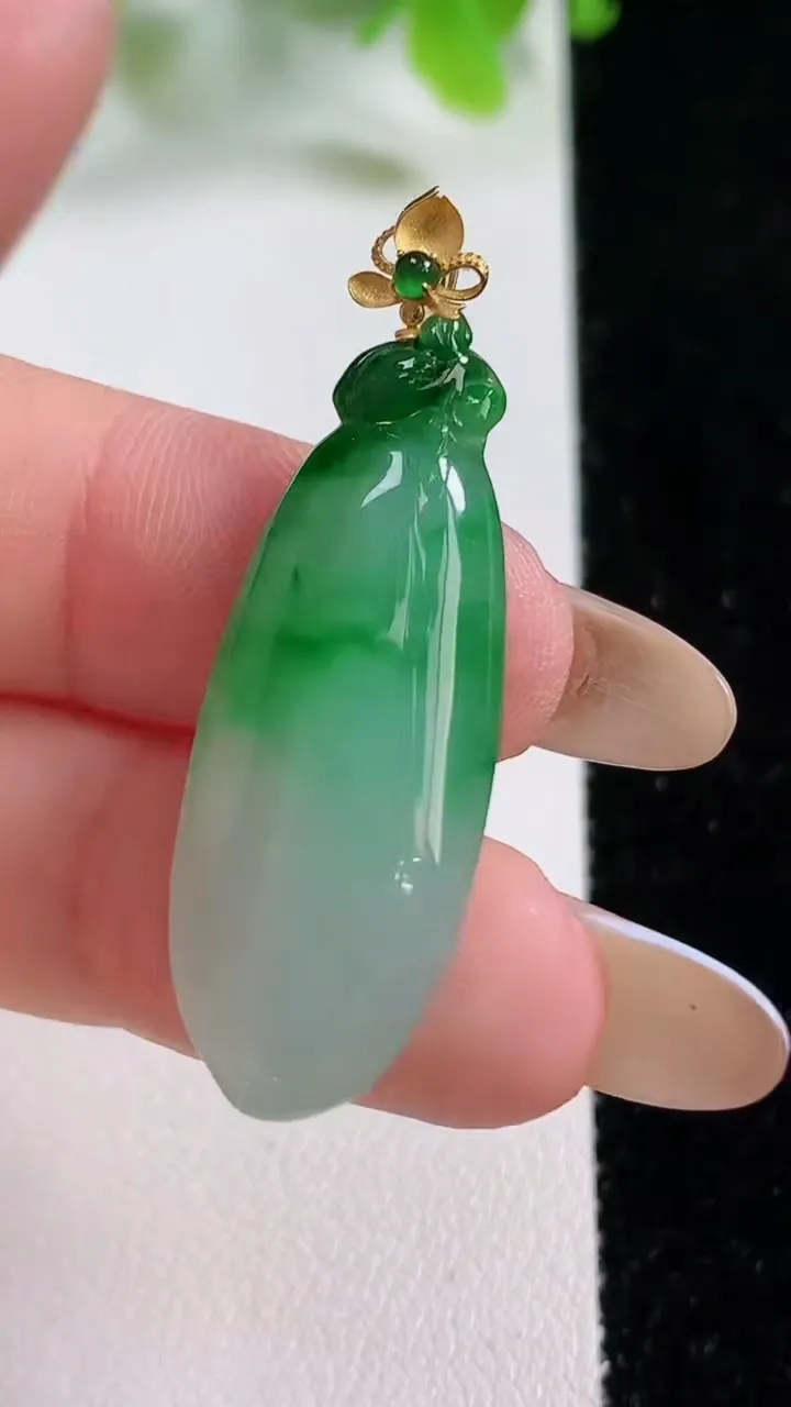 天然A货翡翠福瓜吊坠，尺寸35-13-6.1，重量:4.92g
11月6日