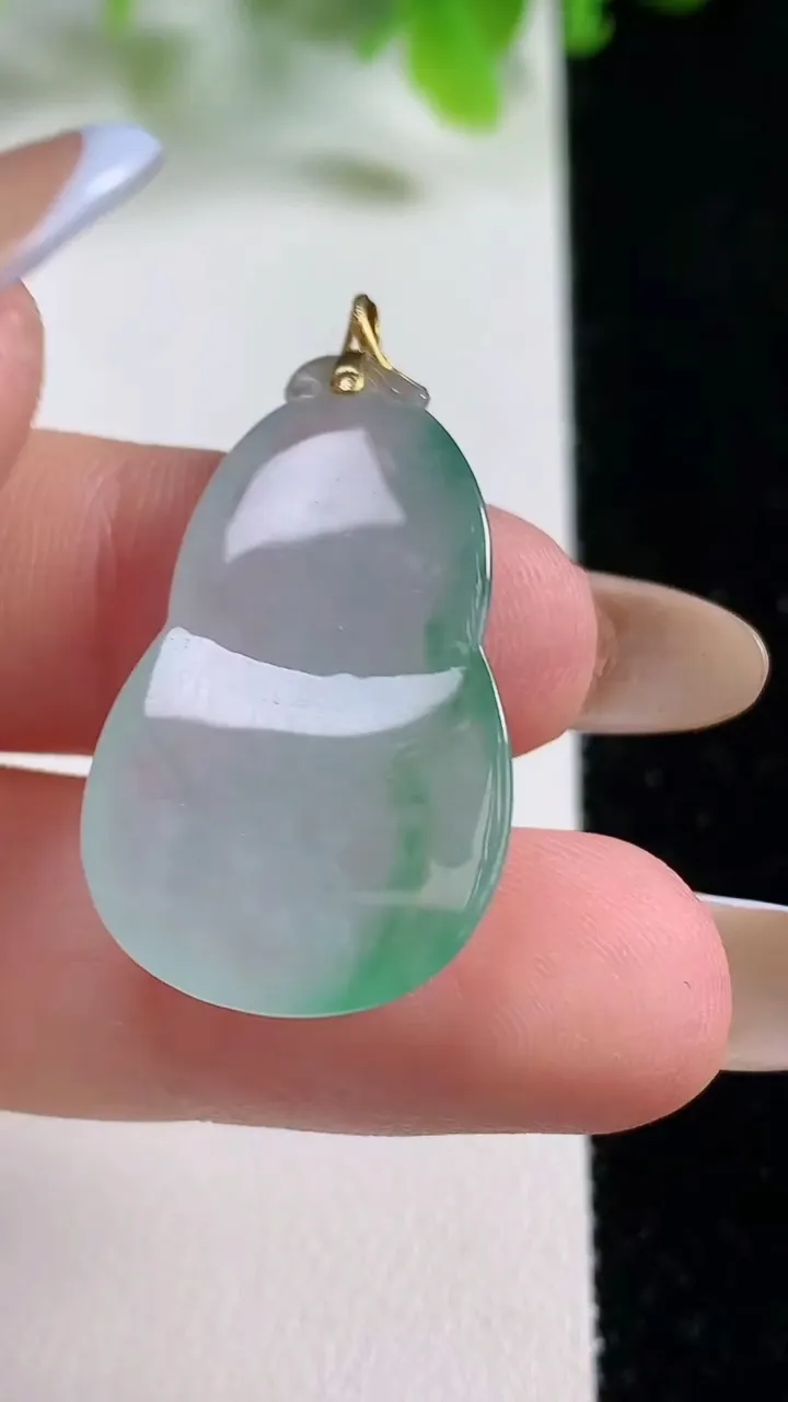 天然A货翡翠葫芦吊坠，尺寸30-17.9-5.1，重量:4.90g
11月6日