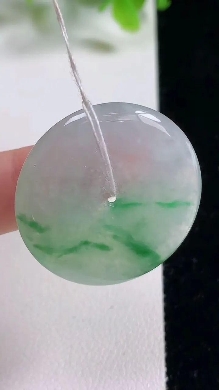 天然A货翡翠平安扣吊坠，尺寸31-5，重量:10.63g
11月6日