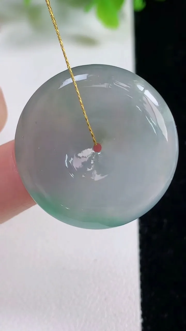 天然A货翡翠平安扣吊坠，尺寸28.2-6.3，重量:10.54g
11月6日