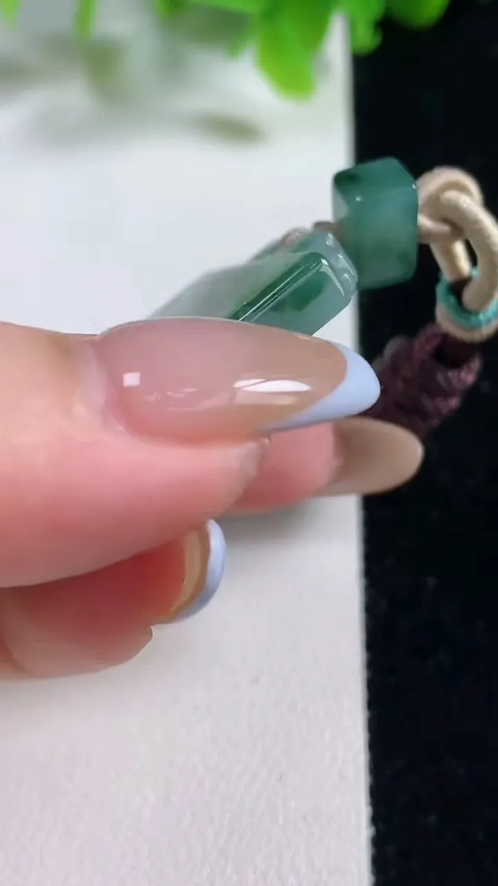 天然A货翡翠冰种飘花仿古无事牌吊坠，尺寸50-24.2-4.9，重量:22.57g
11月6日