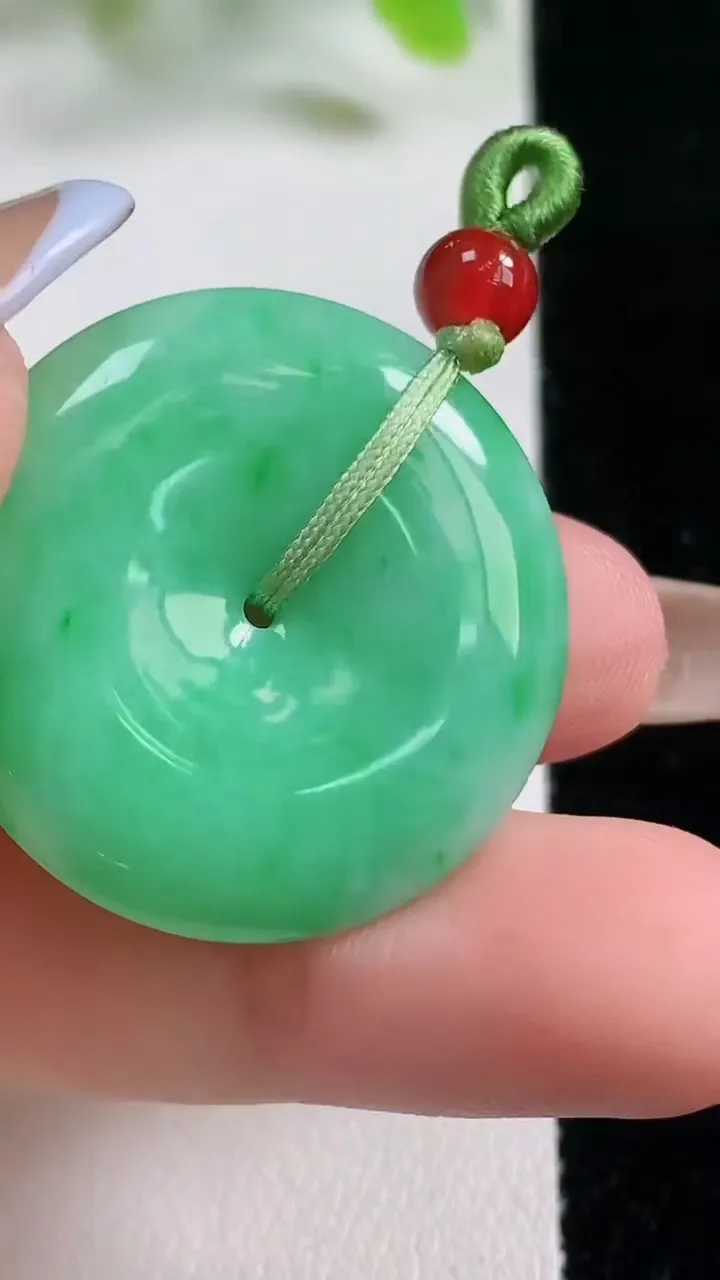 天然A货翡翠平安扣吊坠，尺寸29.6-6，重量:10.80g
11月6日