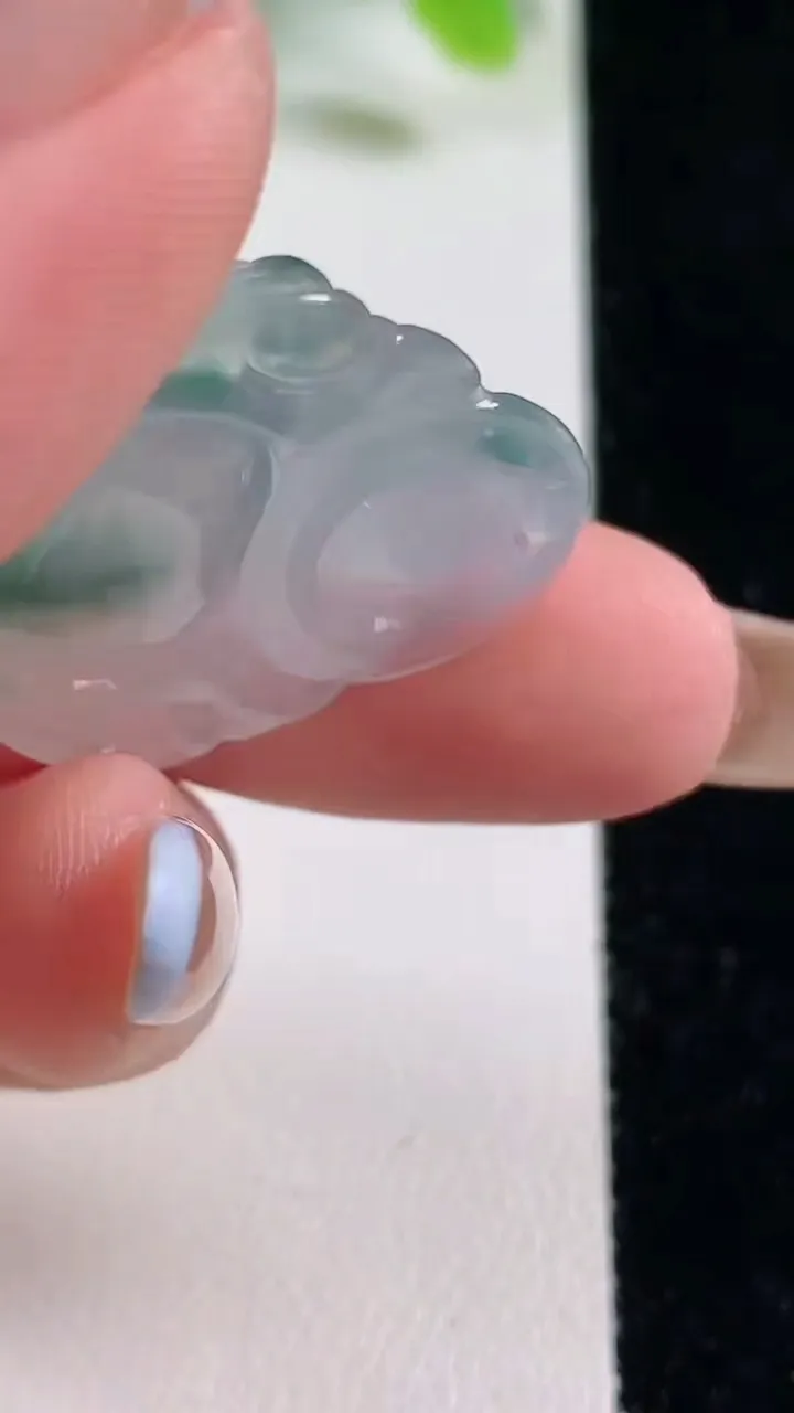 天然A货翡翠种飘花佛公吊坠，尺寸25.8-27.4-5.6，重量:5.96g
11月6日