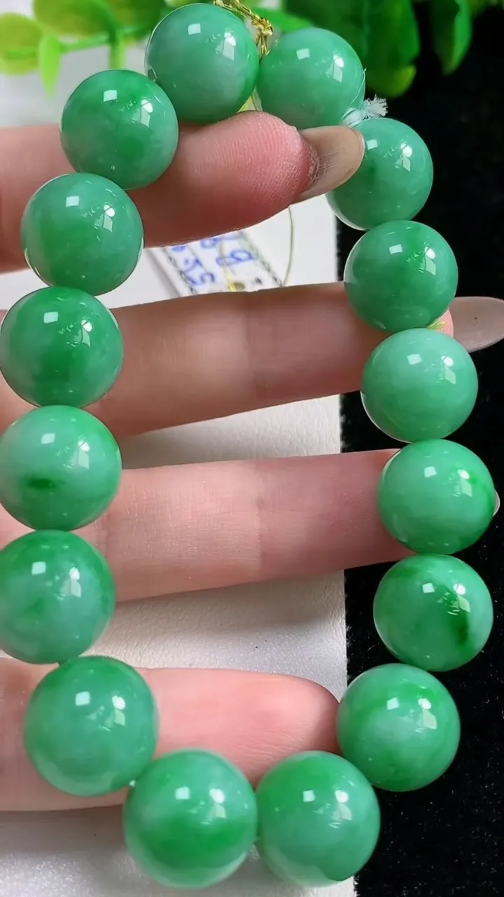 天然A货翡翠圆珠手串16颗，尺寸12.6，重量:55.00g11月6日
工厂直销收藏佳品,种好水足，色泽均匀，有种有色，上手高大气！
