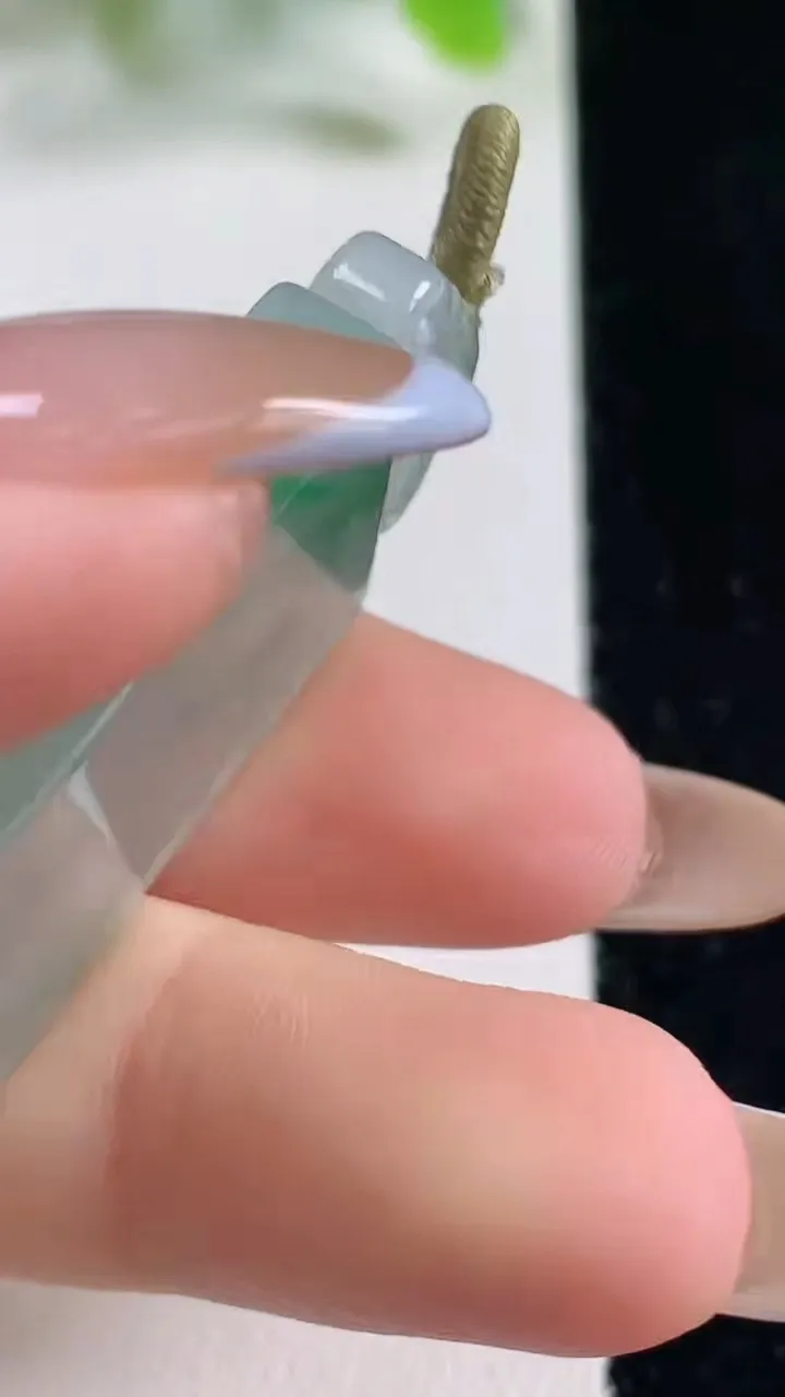 天然A货翡翠种飘花仿古无事牌吊坠，尺寸36.5-21-6，重量:16.61g
11月6日