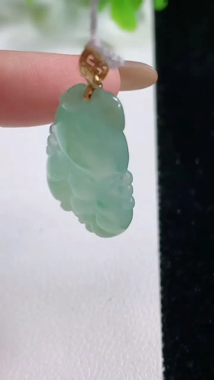 天然A货翡翠佛手吊坠，尺寸32.5-18.4-5.9，重量:6.64g
11月6日