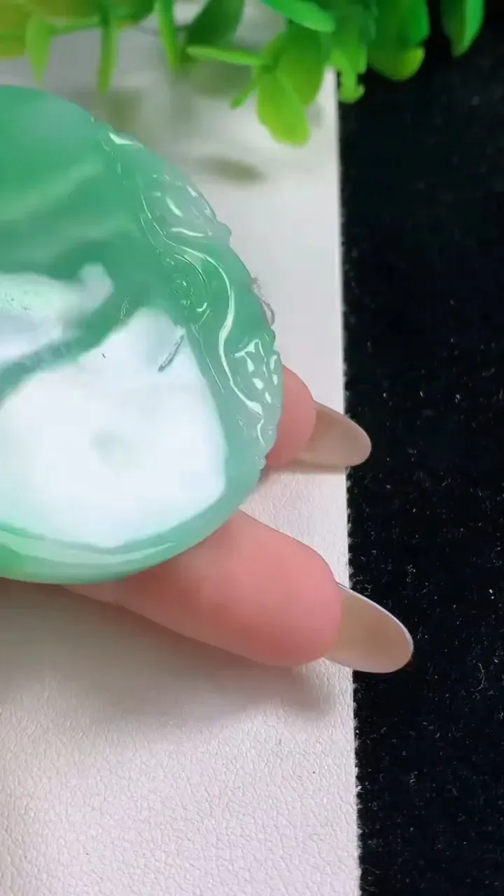 天然A货翡翠龙牌吊坠，尺寸51.6-6.3，重量:40.55g
11月6日