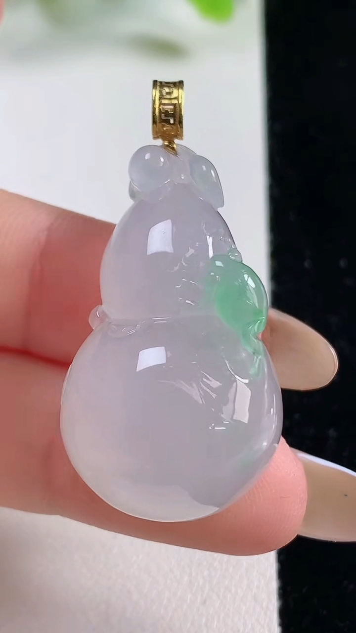 天然A货翡翠葫芦吊坠，尺寸34.2-19.8-12.4，重量:14.22g
11月6日
