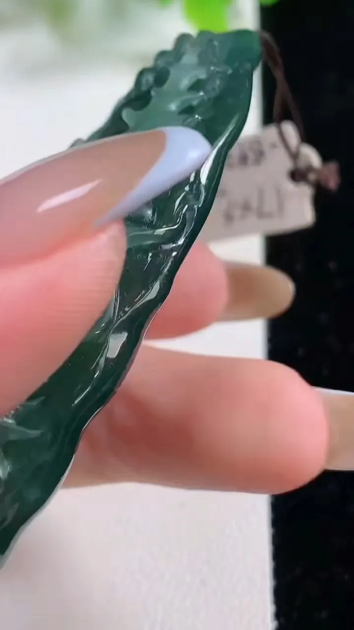 天然A货翡翠龙牌吊坠，尺寸65.4-28.3-16.4，重量:35.99g
11月6日