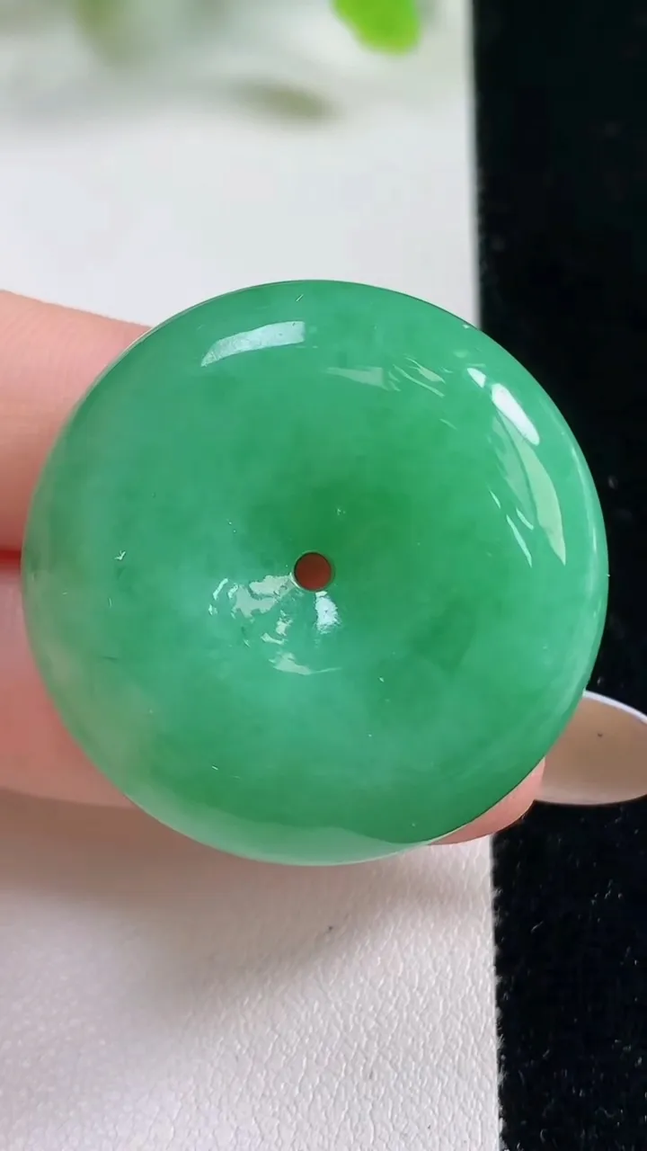 天然A货翡翠平安扣吊坠，尺寸33.4-12.2，重量:29.77g
11月6日