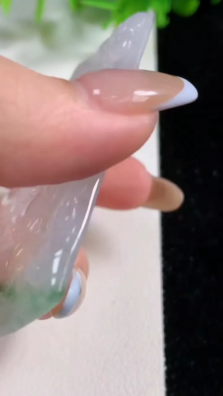 天然A货翡翠不动明王吊坠，尺寸64-42-5.6，重量:33.66g
11月6日