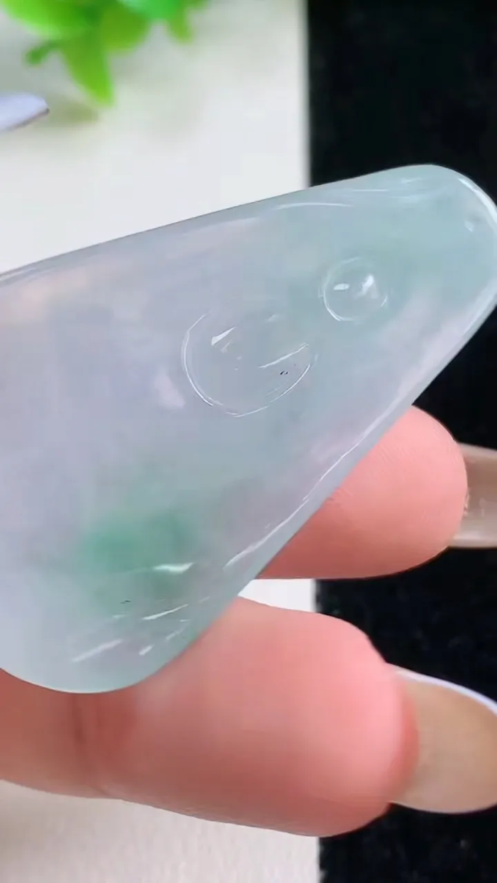 天然A货翡翠大势至观音菩萨吊坠，尺寸46.2-27.5-4，重量:11.38g
11月6日