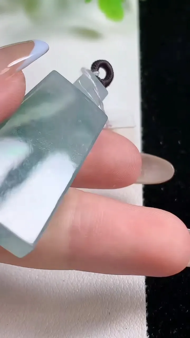 天然A货翡翠冰种飘花无事牌吊坠，尺寸37.5-20-5.8，重量:14.50g
11月6日