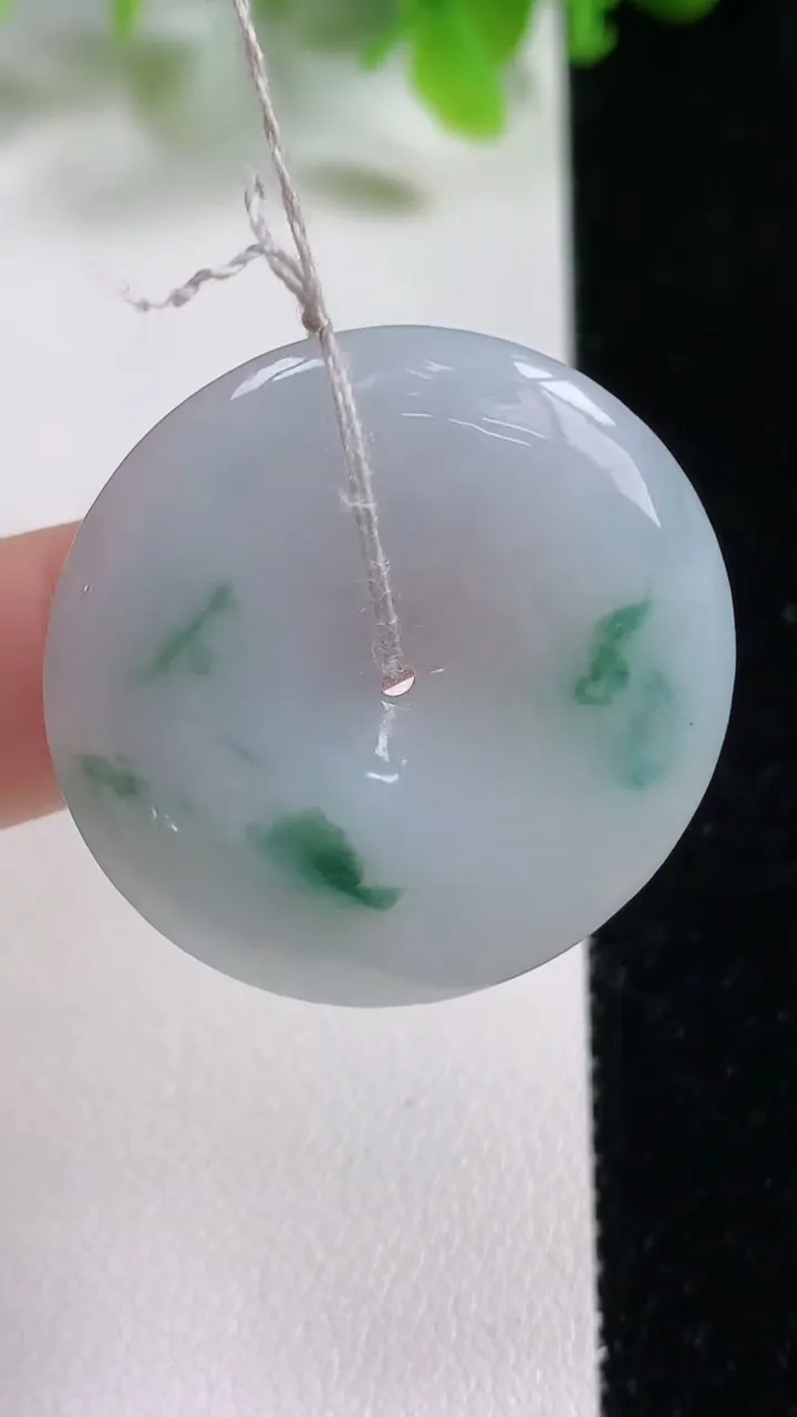 天然A货翡翠冰种飘花平安扣吊坠，尺寸31.3-5.7，重量:11.86g
11月6日