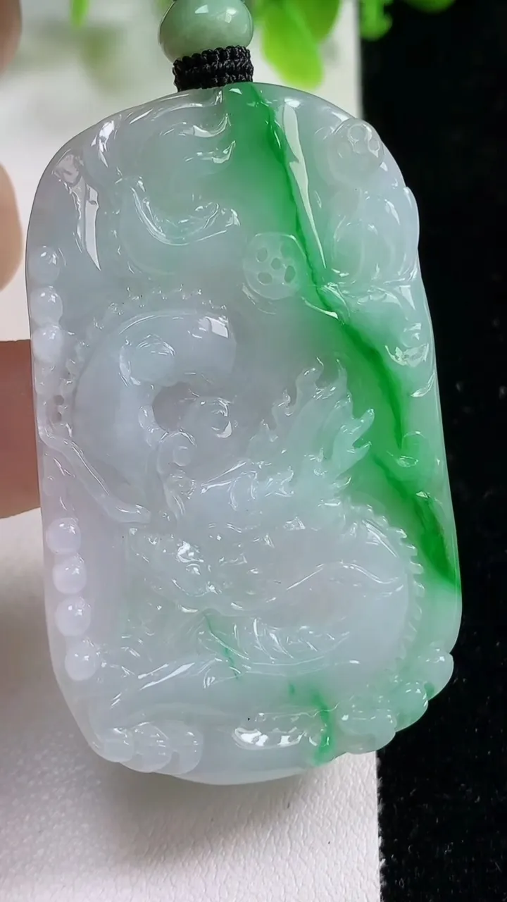 天然A货翡翠龙牌吊坠，尺寸56-34.7-4.8，重量:25.10g
11月6日