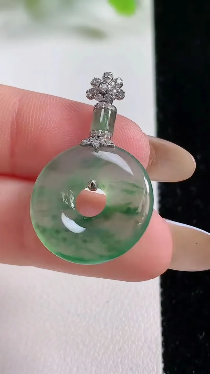 天然A货翡翠花平安环吊坠，尺寸19.6-3.4，重量:3.81g
11月6日