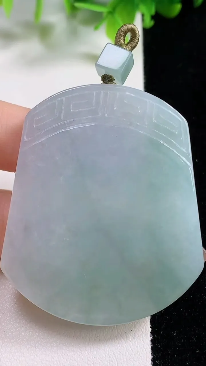 天然A货翡翠仿古无事牌吊坠，尺寸53.8-44-6.5，重量:40.59g
11月6日