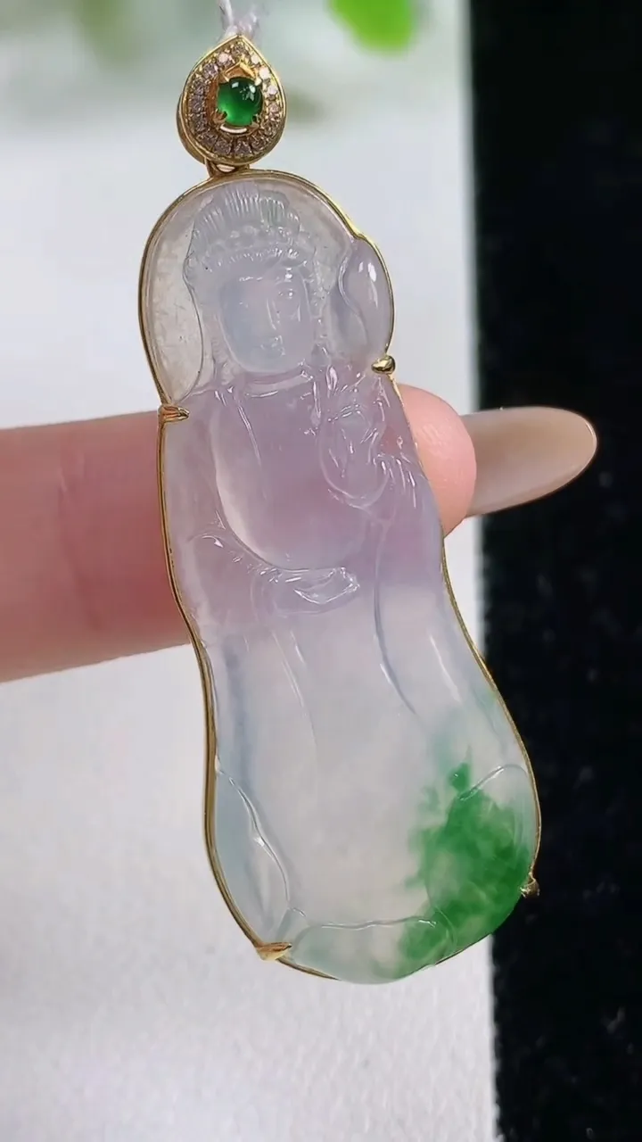 天然A货翡翠种飘花观音菩萨吊坠，尺寸43-17.8-5.3，重量:8.21g
11月6日