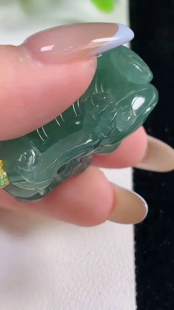 天然A货翡翠貔貅吊坠，尺寸36-19.8-20.5，重量:35.84g
11月6日