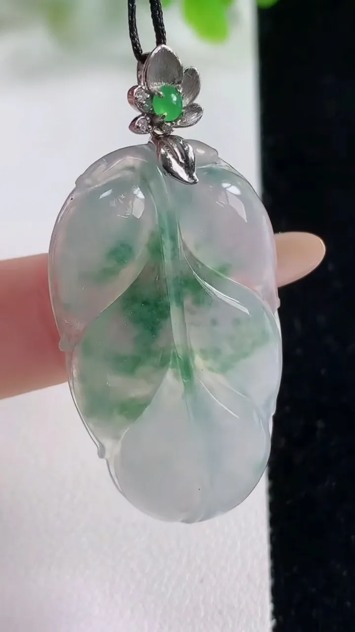 天然A货翡翠种飘花金枝玉叶 叶子吊坠，尺寸38.6-22.3-5，重量:8.97g
11月6日