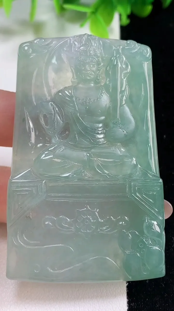 天然A货翡翠不动明王吊坠，尺寸66-40.8-5.3，重量:36.23g
11月6日