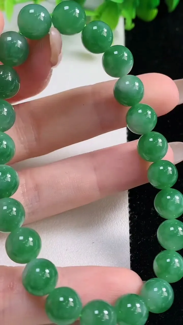 天然A货翡翠圆珠手串23颗，尺寸8.7，重量:24.23g11月6日
工厂直销收藏佳品,种好水足，色