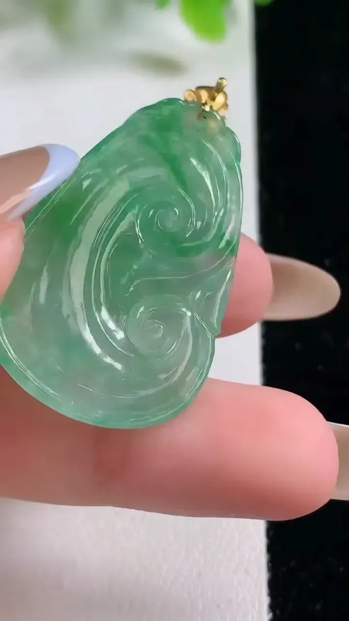 天然A货翡翠如意吊坠，尺寸36.8-24-3.9，重量:7.08g
11月6日
