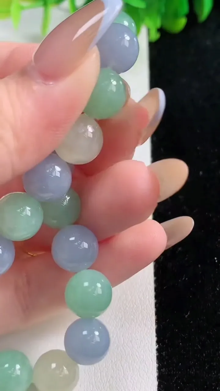 天然A货翡翠种多宝 三彩圆珠手串19颗，尺寸9.8，重量:32.40g11月6日
工厂直销收藏佳品,种好水足，色泽均匀，有种有色，上手高大气！