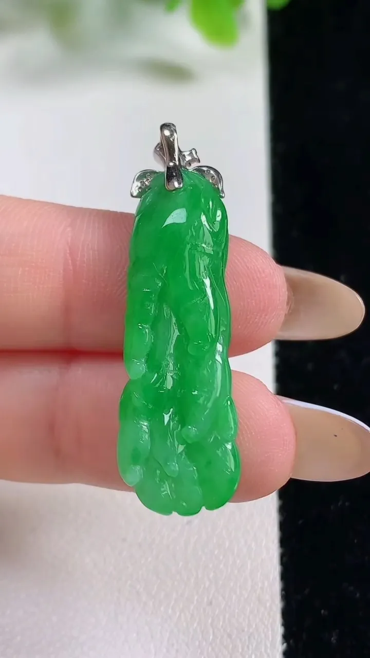 天然A货翡翠白菜吊坠，尺寸33-10.2-4.8，重量:4.24g
11月6日