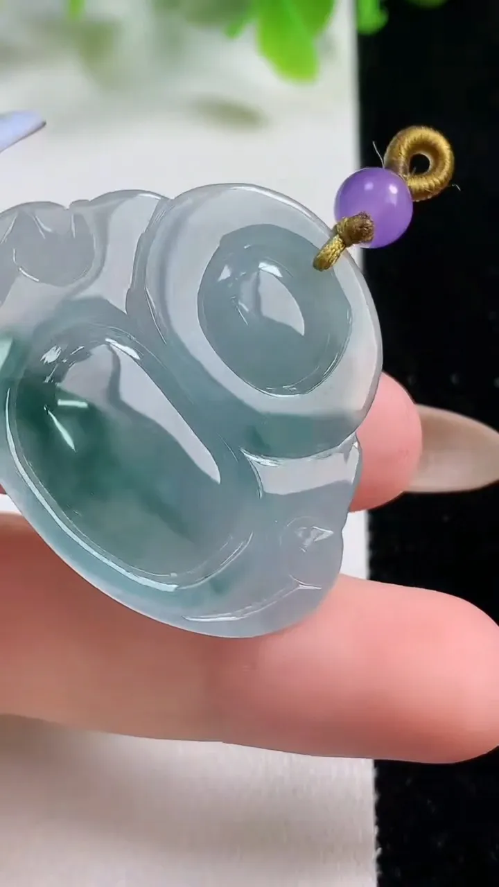 天然A货翡翠冰种飘花佛公吊坠，尺寸33.3-37.7-6.1，重量:11.77g
11月6日