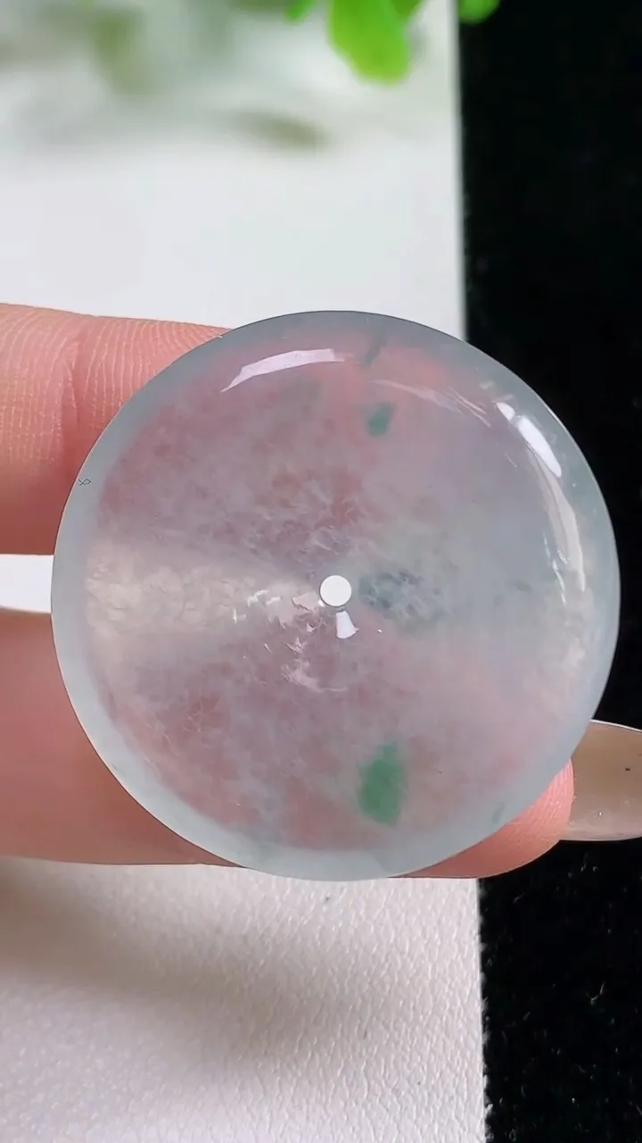 天然A货翡翠种飘花平安扣吊坠，尺寸33.2-5.5，重量:12.38g
11月6日