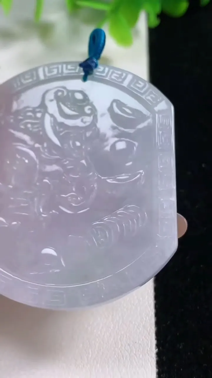 天然A货翡翠冰种春带彩 紫罗兰生肖猴吊坠，尺寸54.6-49-5.8，重量:31.69g
11月6日