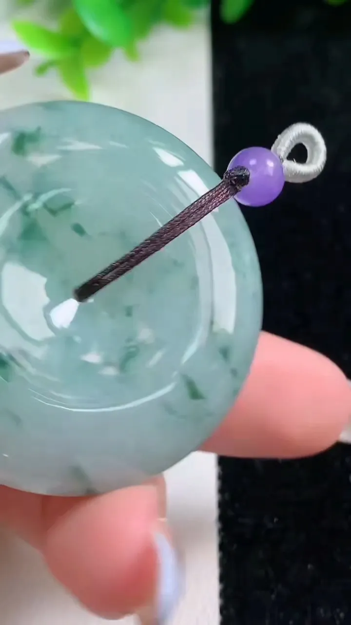 天然A货翡翠冰种飘花平安扣吊坠，尺寸40-10，重量:35.15g
11月6日