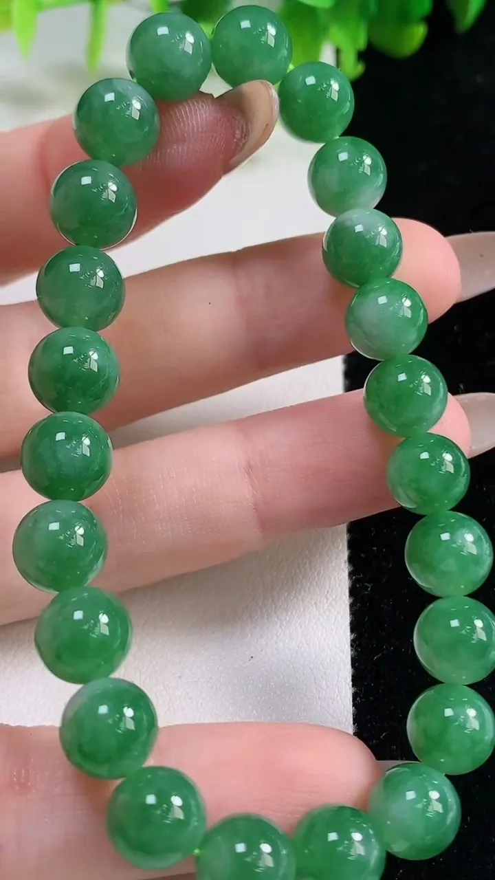 天然A货翡翠圆珠手串23颗，尺寸8.7，重量:24.23g11月6日
工厂直销收藏佳品,种好水足，色泽均匀，有种有色，上手高大气！