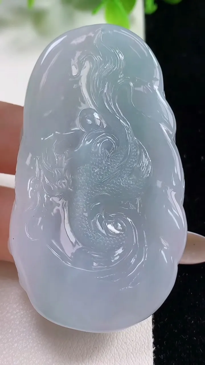 天然A货翡翠种春带彩 飘绿祥龙观音菩萨吊坠，尺寸63.8-35.4-11.5，重量:53.37g
11月6日