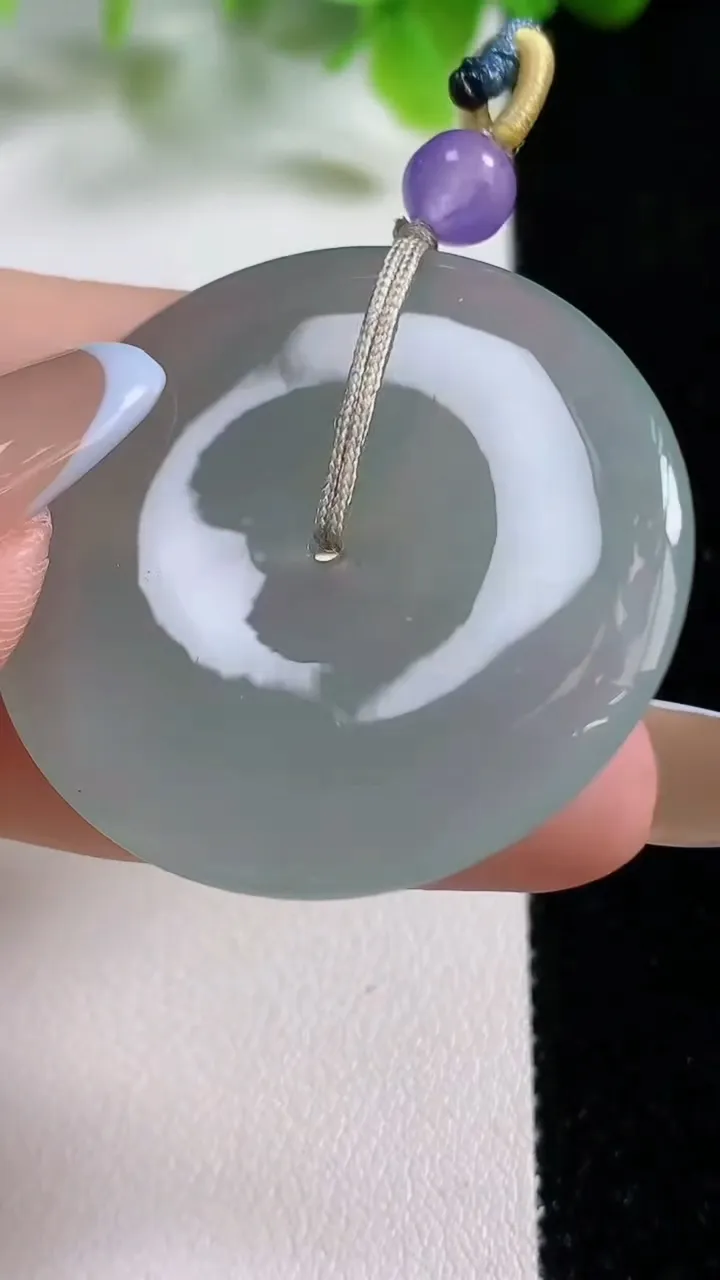 天然A货翡翠平安扣吊坠，尺寸37.5-5.2，重量:16.34g
11月6日