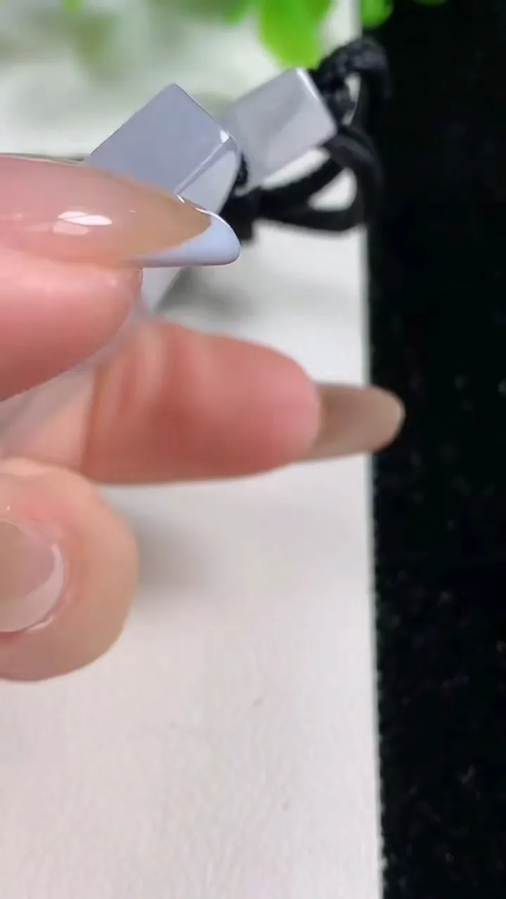 天然A货翡翠种飘花无事牌吊坠，尺寸54.2-35.8-6.4，重量:39.12g
11月6日