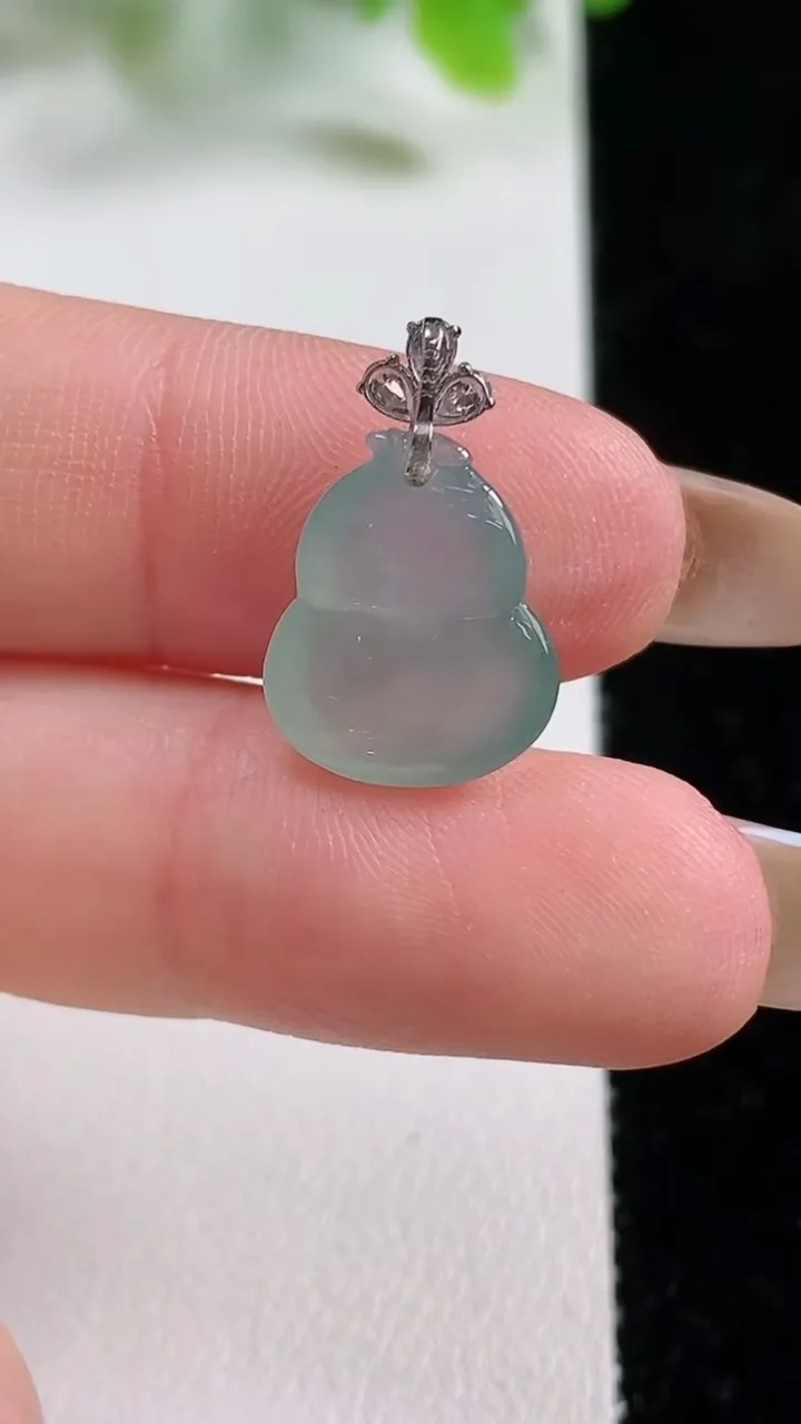天然A货翡翠葫芦吊坠，尺寸15-12-5.4，重量1.62g
11月6日