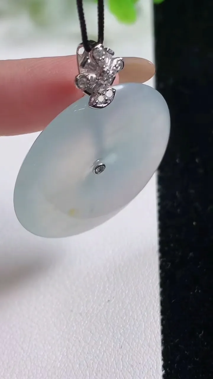 天然A货翡翠种飘花平安扣吊坠，尺寸34-5.7，重量:15.15g
11月6日