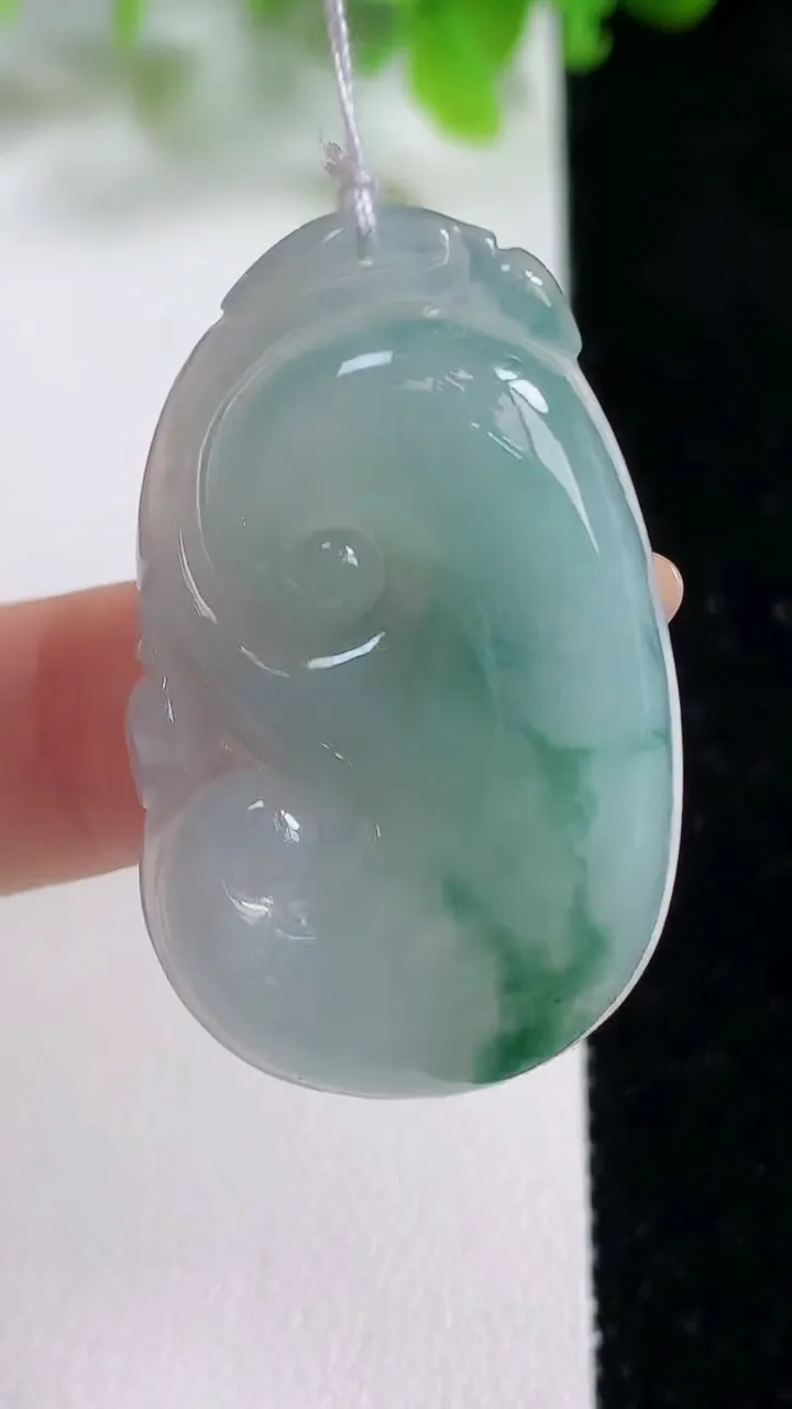 天然A货翡翠冰种飘花如意吊坠，尺寸37-24.3-6.2，重量:10.06g
11月6日