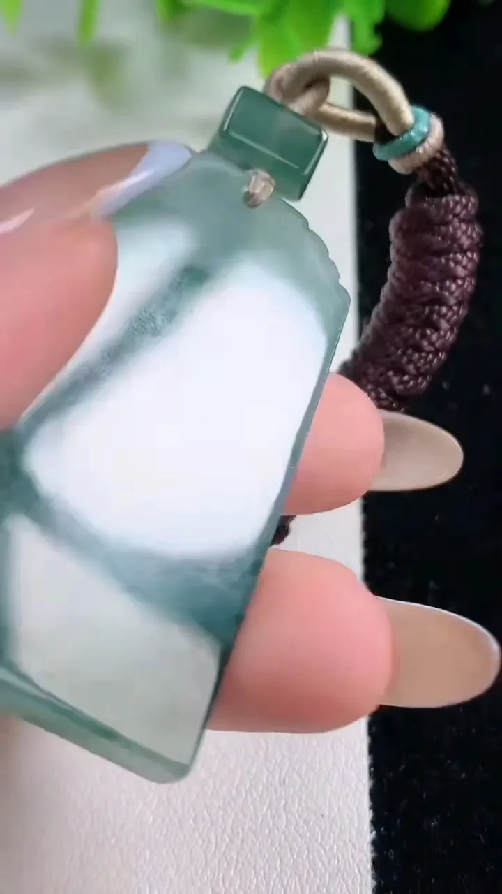 天然A货翡翠冰种飘花仿古无事牌吊坠，尺寸50-24.2-4.9，重量:22.57g
11月6日