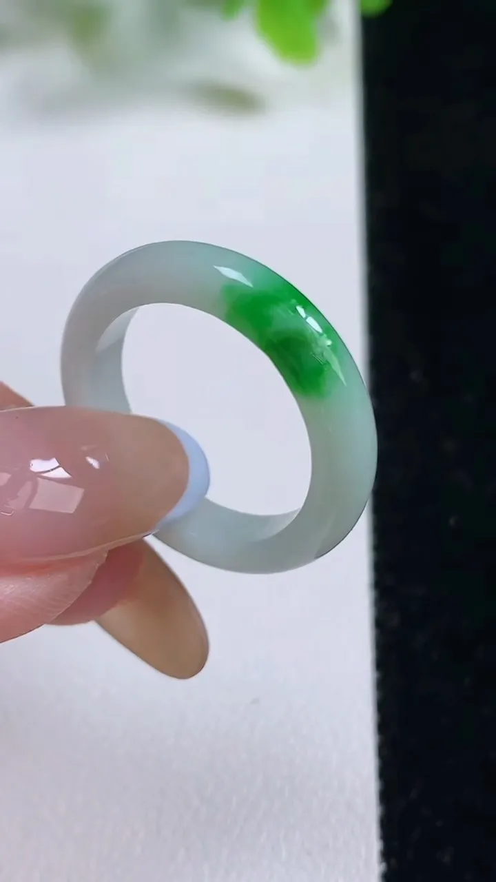 天然A货翡翠指环 戒指，尺寸18.4-4-3.2，重量:3.09g2025年11月6日
工厂直销收藏佳品,种好水足，色泽均匀，有种有色，上手高大气！